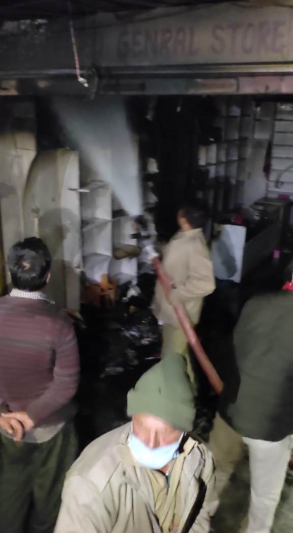 मतियाना मे रेडीमेड कपडो की दुकान मे लगी आग, लाखो का नुकसान