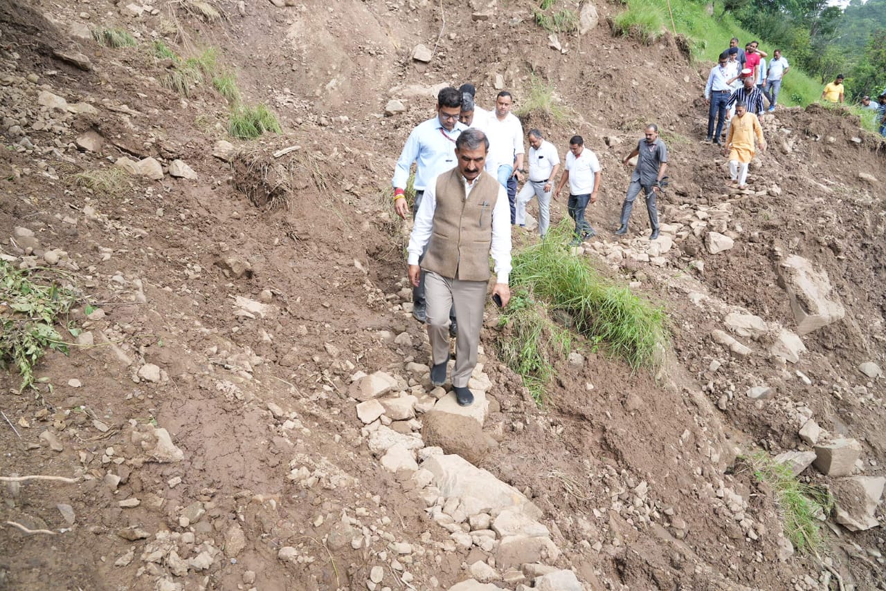 मुख्यमंत्री ने मंडी जिला के सरकाघाट क्षेत्र में भारी बारिश से प्रभावित क्षेत्रों का दौरा किया